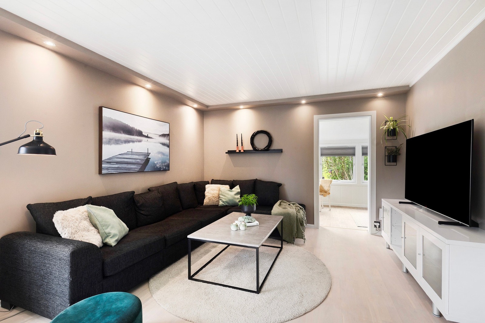 Stuen er naturlig delt inn i flere soner. Hovedstuen strekker seg over 40 kvm, med tilhørende påbygd stue på 13,5 kvm. Galleribilde