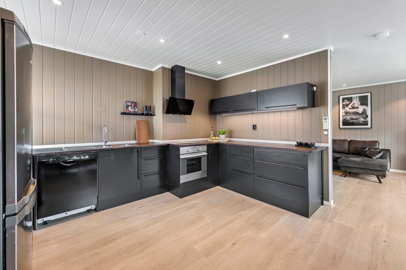 Pent kjøkken med delvis åpen løsning til stue Galleribilde