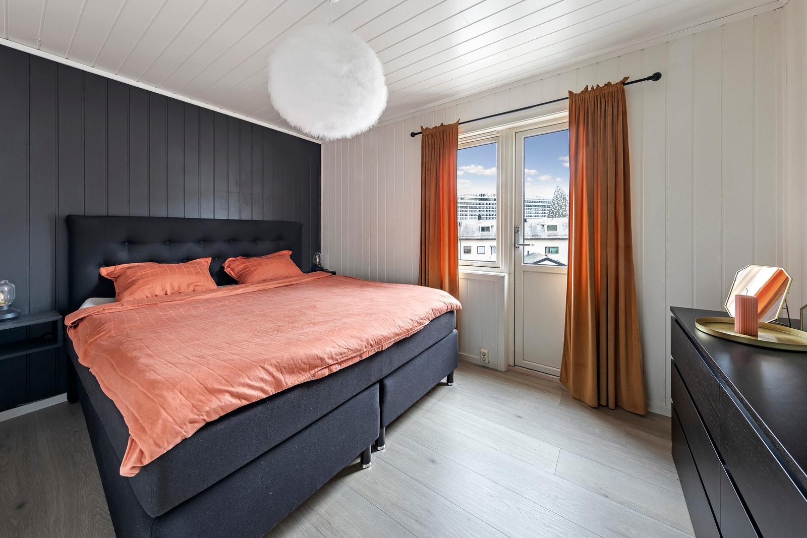 Soverom med utgang til veranda Galleribilde