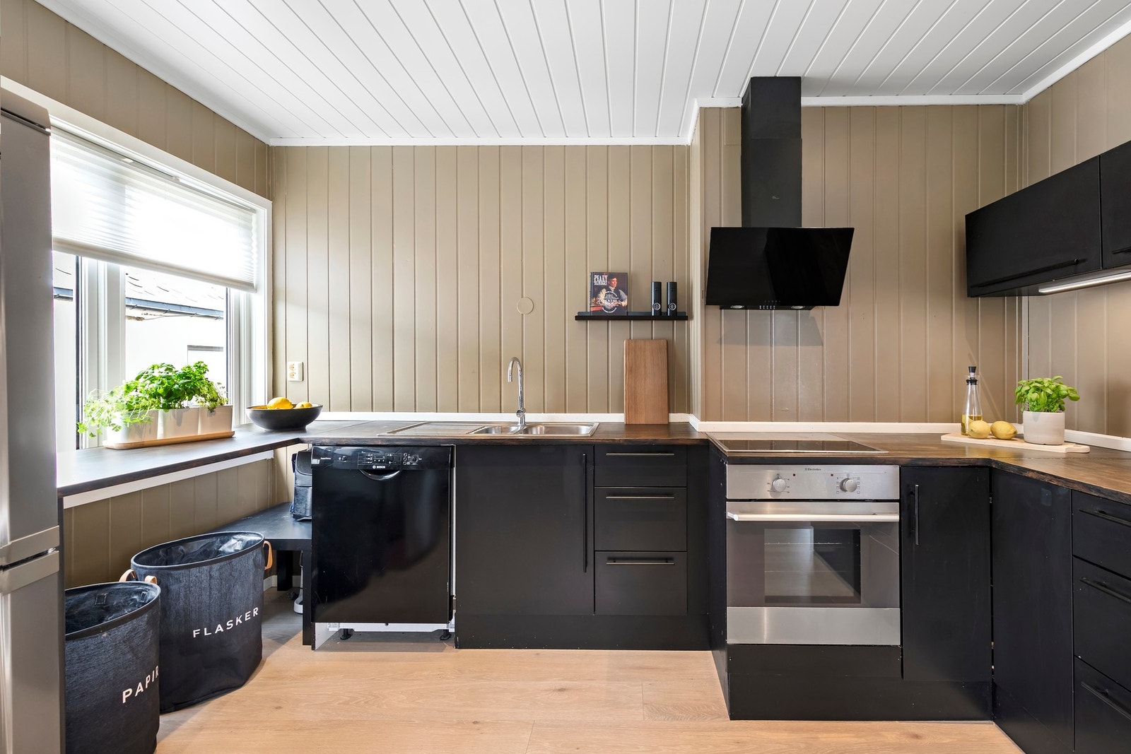 Sort kjøkkeninnredning med integrerte hvitevarer Galleribilde