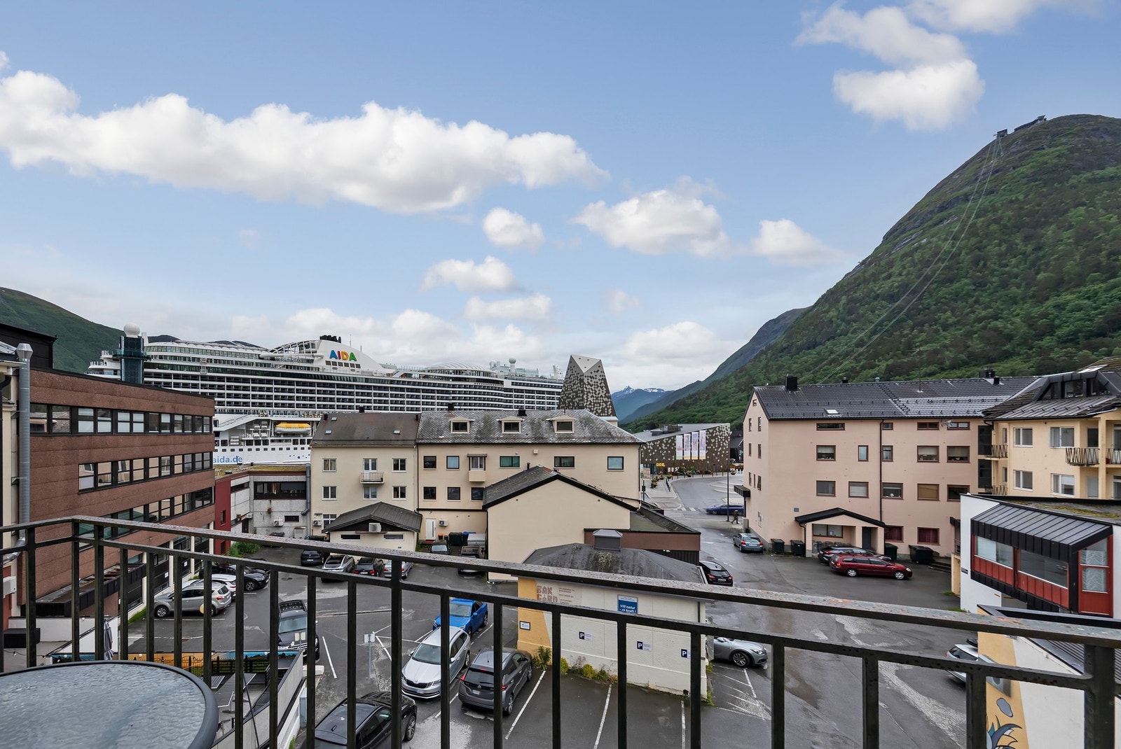 Veranda med utsikt mot Isfjorden når det ikke ligger cruisebåt på kaia Galleribilde