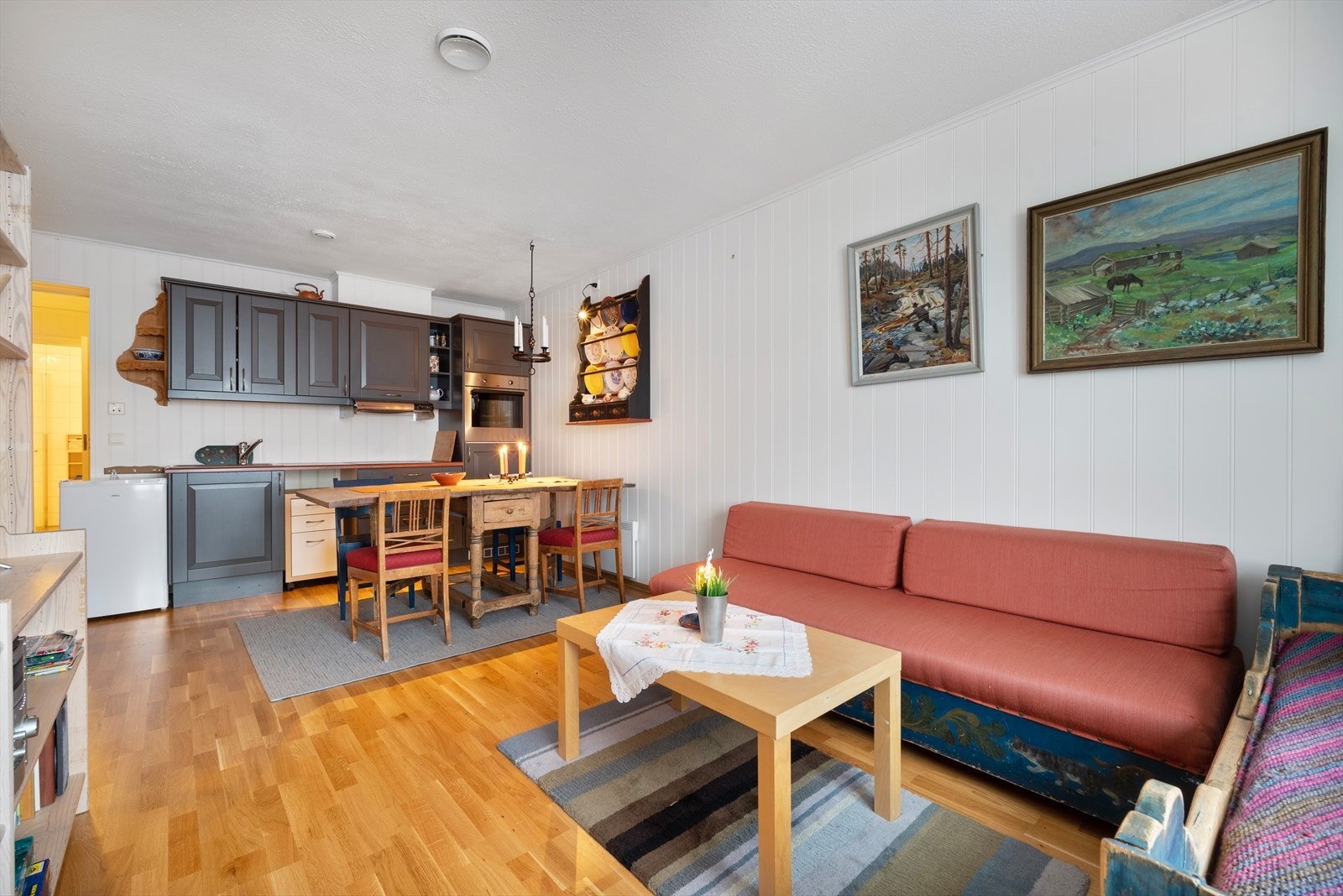 Leiligheten har en åpen stue-/kjøkken løsning med plass for både sofagruppe og spisebord. Galleribilde