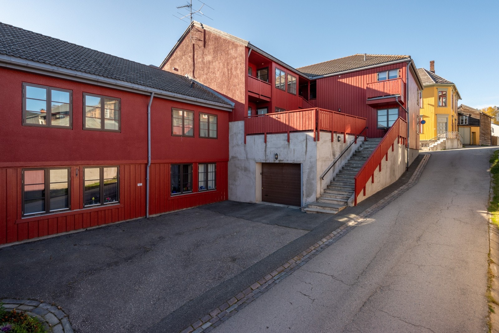 På terrassen over garasjen er det bord og benker til felles benyttelse. Galleribilde