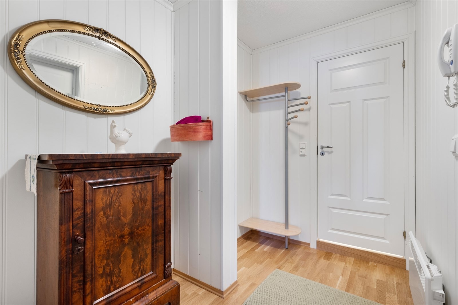 Gang med plass for jakker og sko. Galleribilde