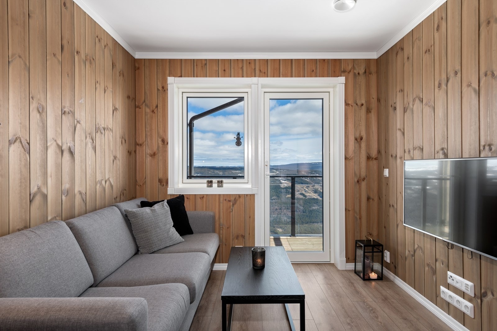 Nyt en rolig kveld her etter en lang dag i skiheisen eller skiløypene. Bildet er fra tilsvarende leilighet, bare speilvendt. Galleribilde