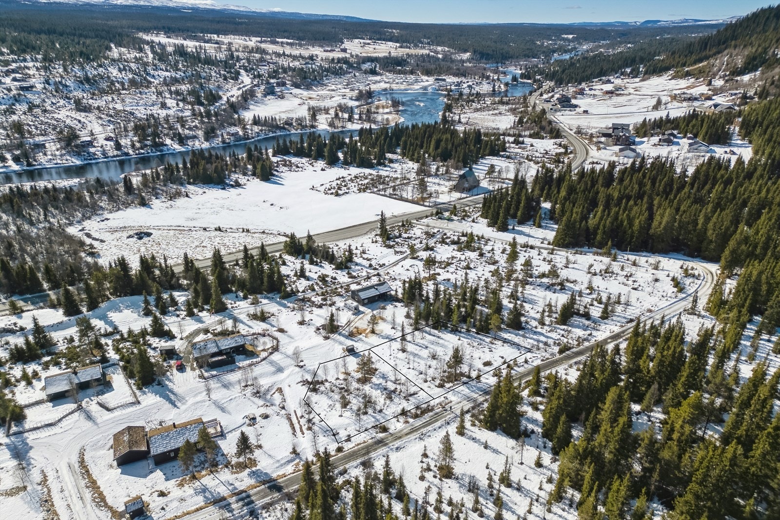 Strekene på bildet viser grensene som ca og er ikke nøyaktig, se derfor kart i salgsoppgaven. Galleribilde