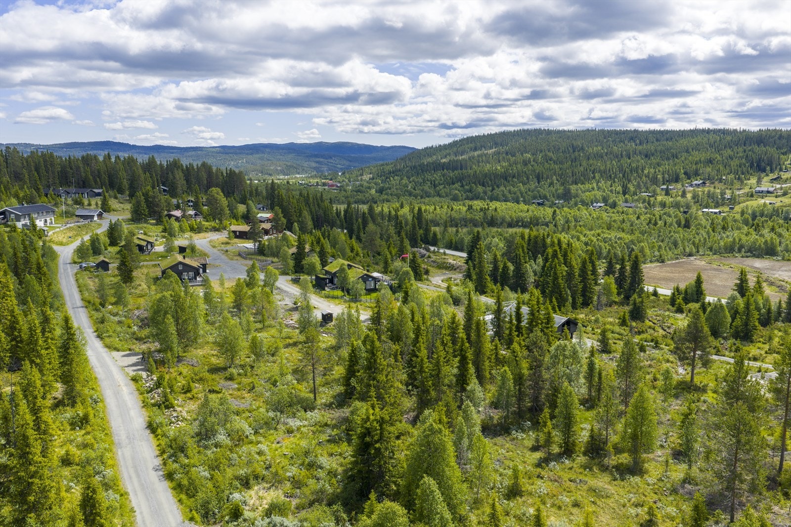 Begge tomtene er fradelt og oppmålt. Tomt 1 har en tomtestørrelse på ca. 1058,9 m2, og tomt 2 har en tomtestørrelse på ca. 1002,9 m2. Galleribilde