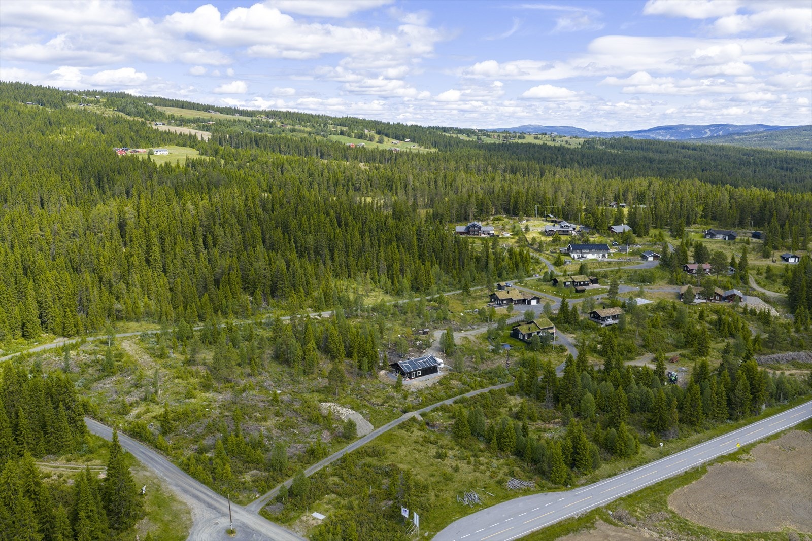 Tomtene er flott beliggende på fjellet mellom Valdres og Hallingdal, omgitt av flott natur. Galleribilde