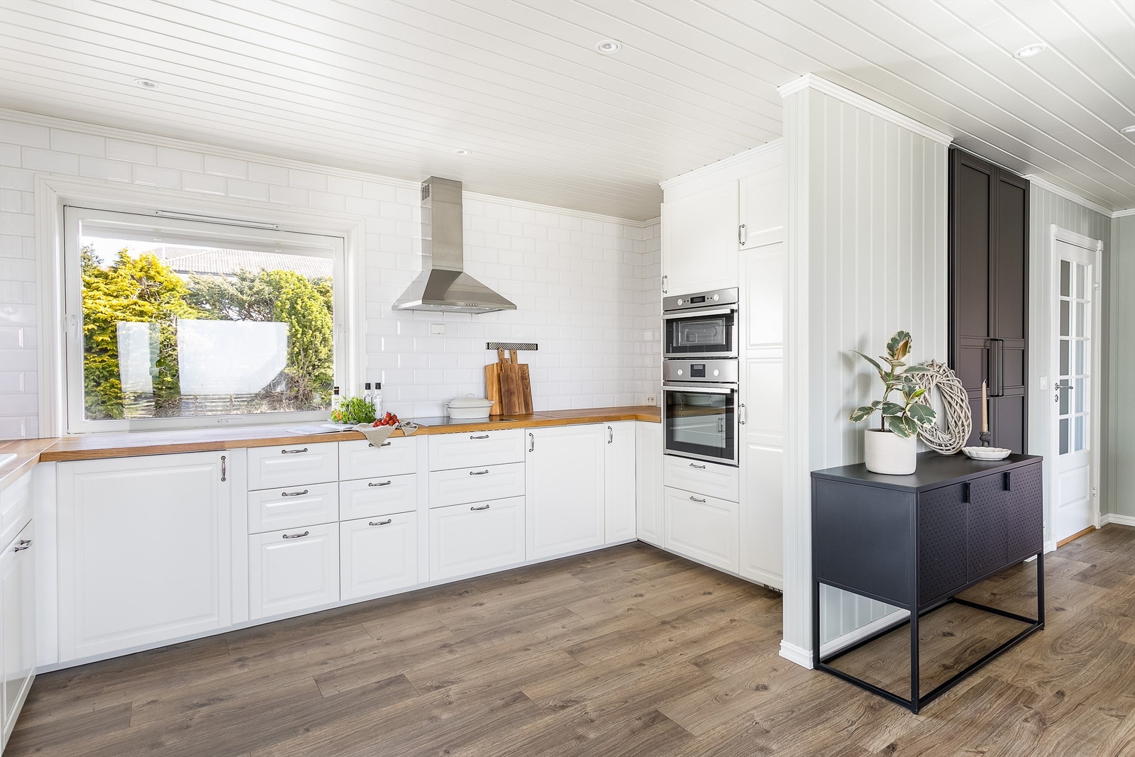 Kjøkkenet er åpnet mot stuen og ble i 2017 utstyrt med ny, stilsikker innredning fra IKEA. Galleribilde