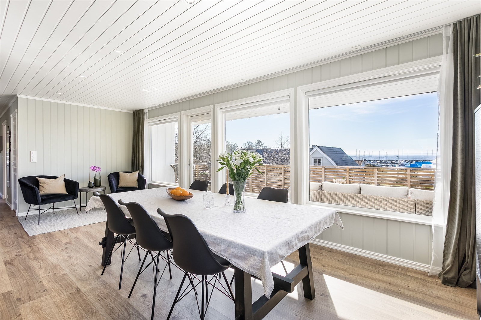 En stor og lys aktiv sone bestående av stuen og kjøkkenet utgjør nær halve arealet i første etasje. Galleribilde
