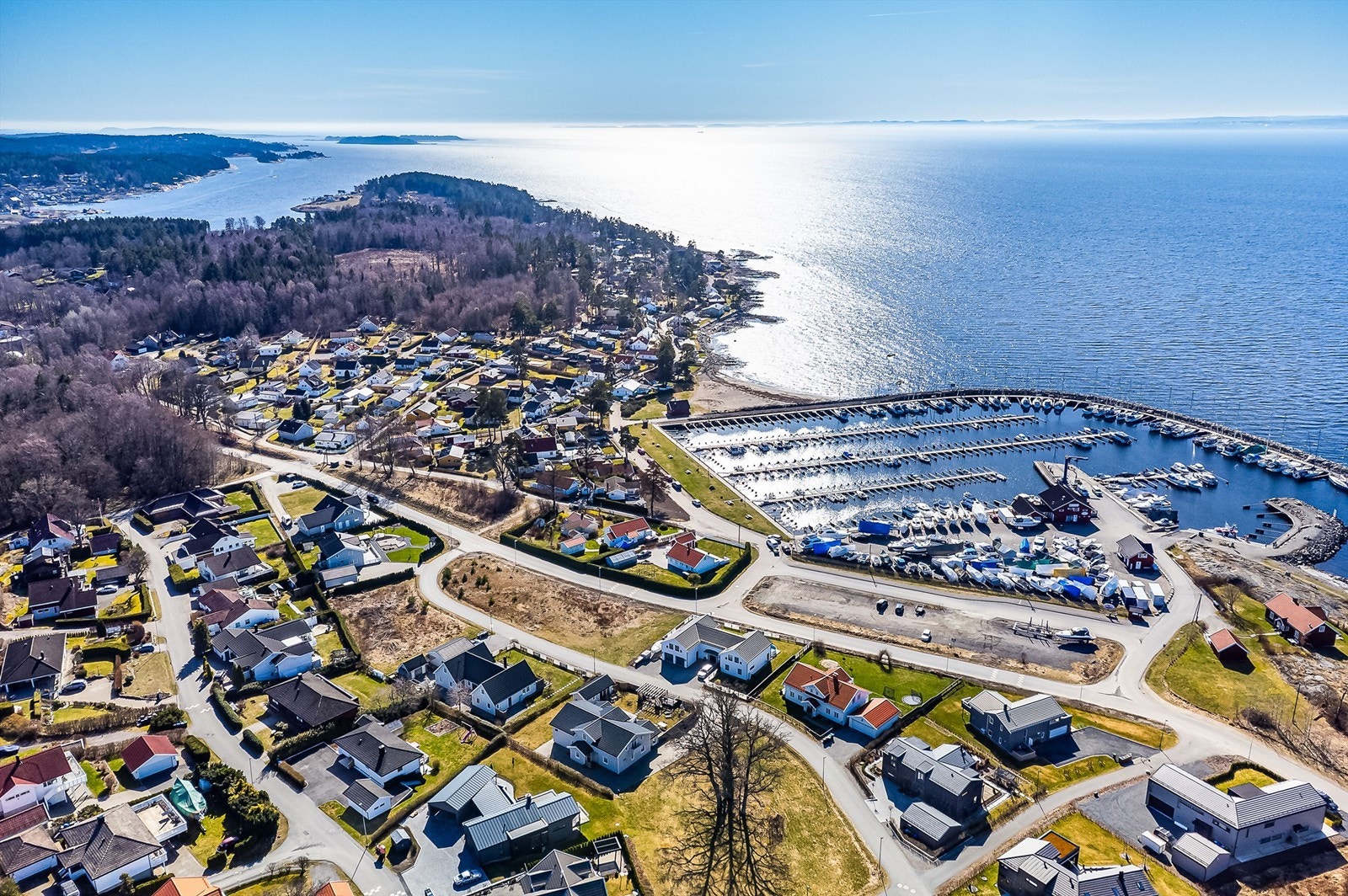Fuglevik er idyllisk beliggende inntil Oslofjorden, omgitt av et frodig kulturlandskap. Galleribilde