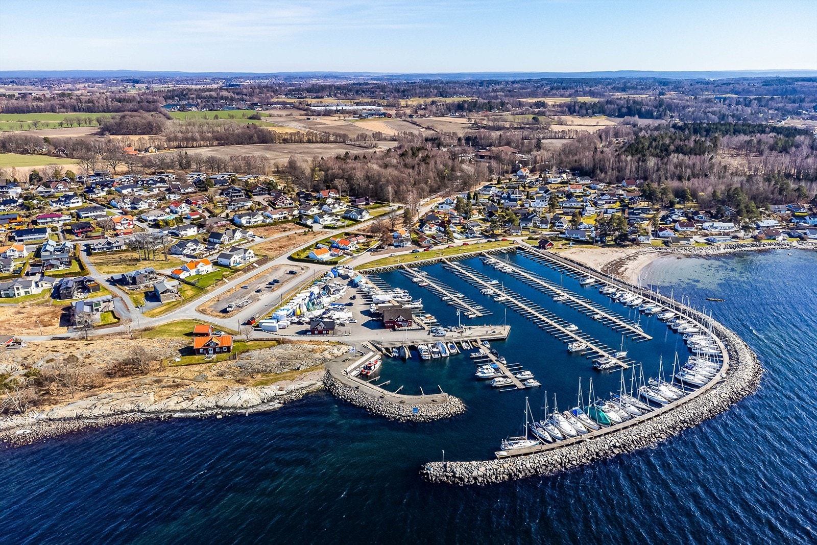 Har du båt og får plass i havnen rett nedenfor boligen, får du et fint utgangspunkt for utflukter på fjorden. Galleribilde