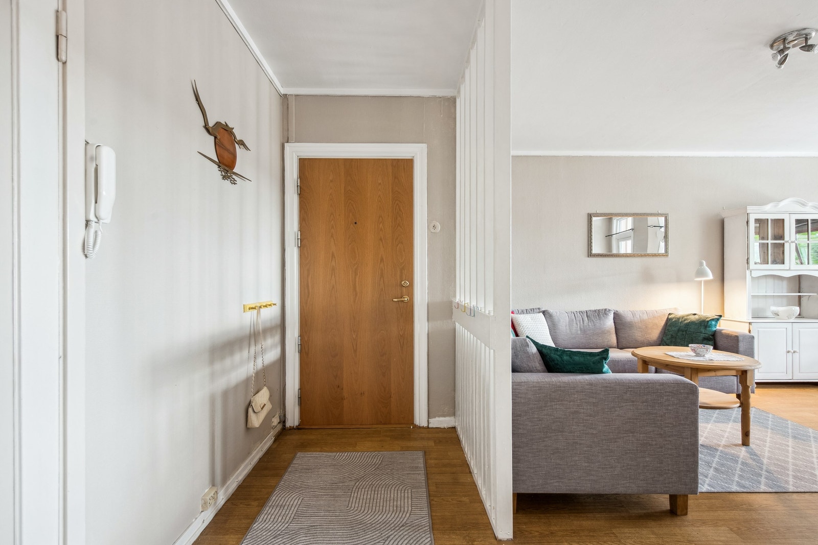 Entréen har porttelefon og mulighet for enkel garderobeløsning Galleribilde