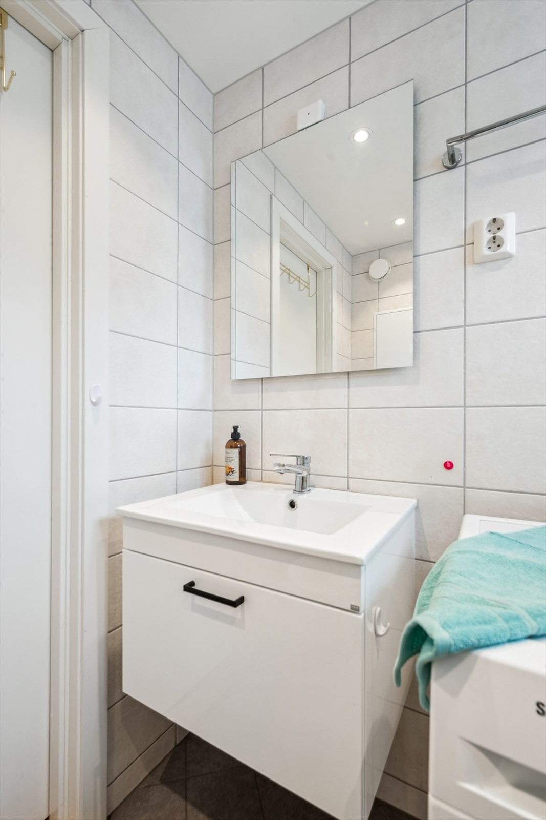 Innredningen består av slette fronter, heldekkende servant med ettgreps blandebatteri og speil Galleribilde