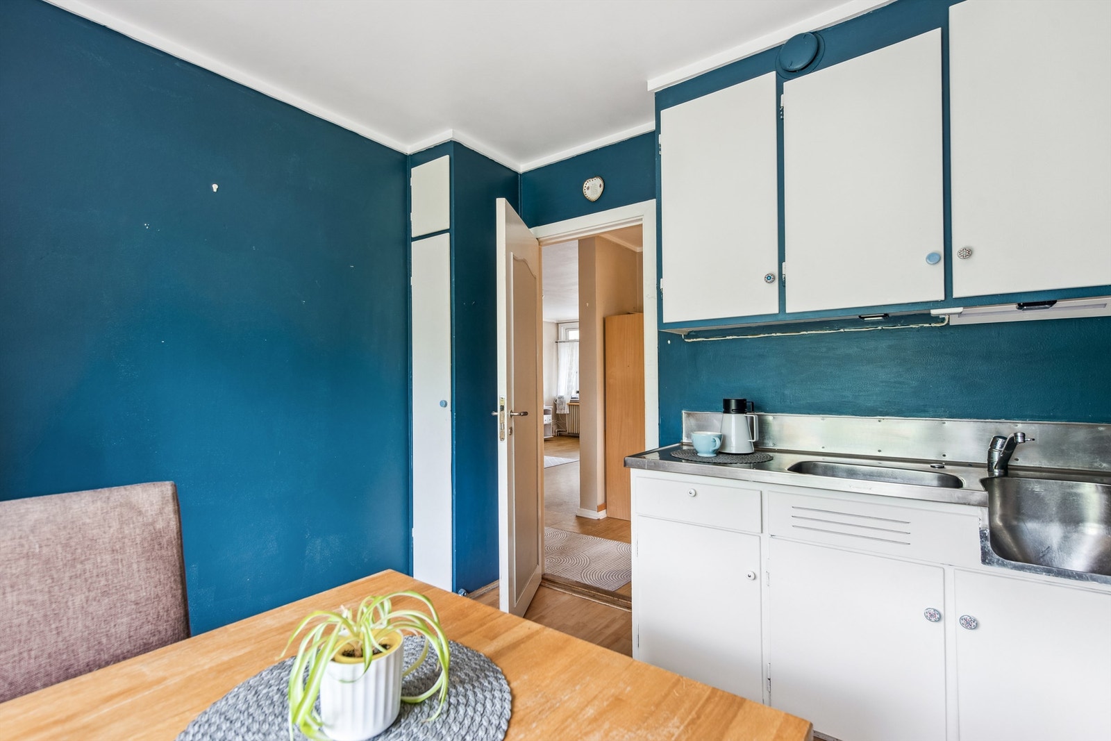 Benkebeslaget har to kummer og er utstyrt med ett-greps blandebatteri Galleribilde