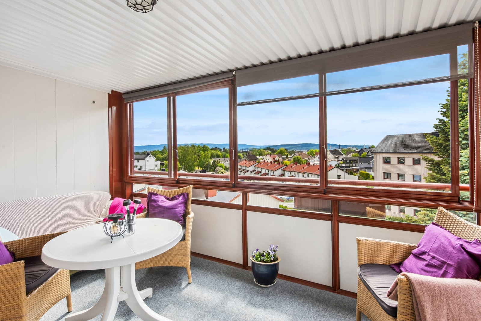 God plass til utemøbler på balkongen Galleribilde