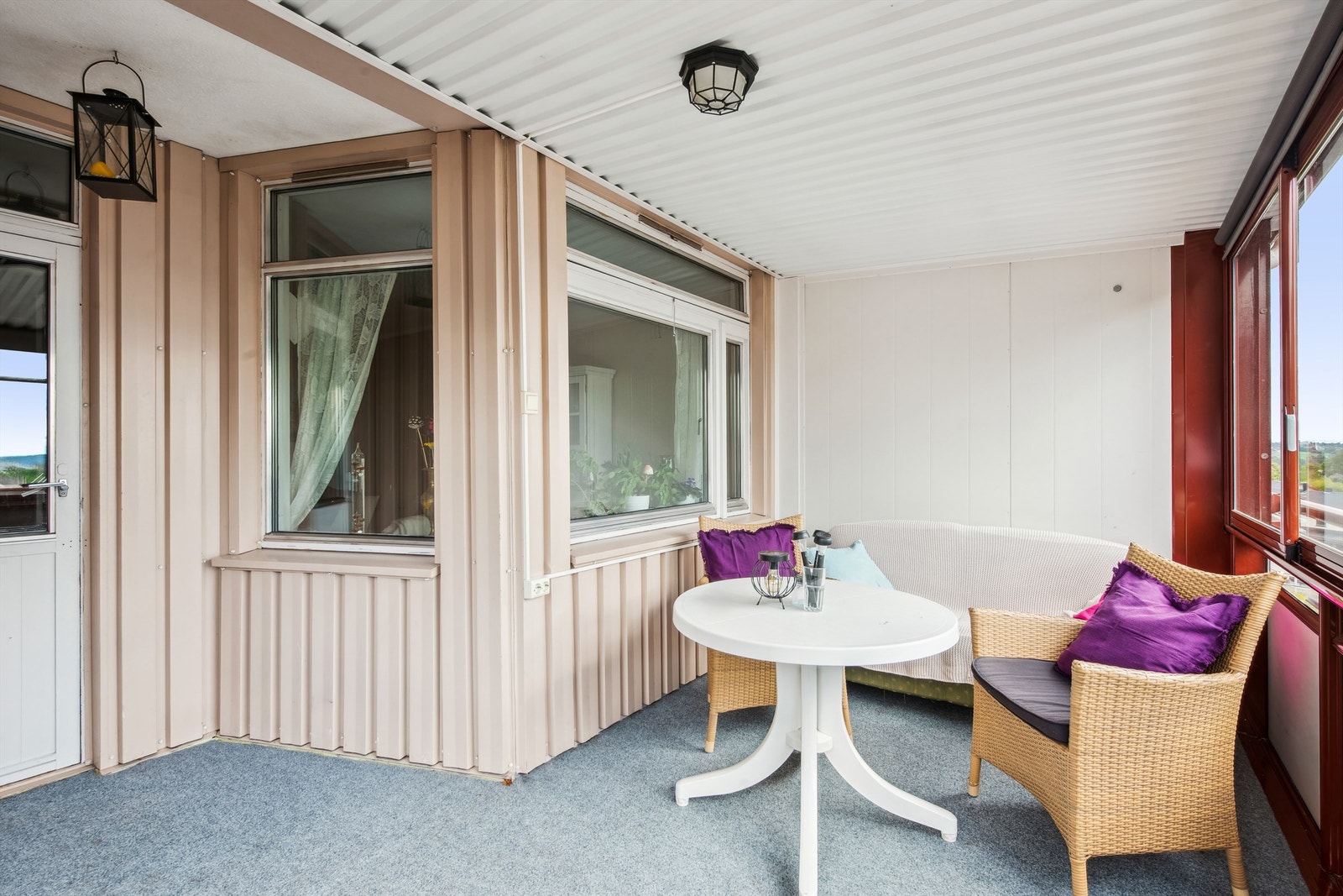 Romslig, innglasset balkong på hele 14 m² - et flott uterom som kan benyttes store deler av året Galleribilde