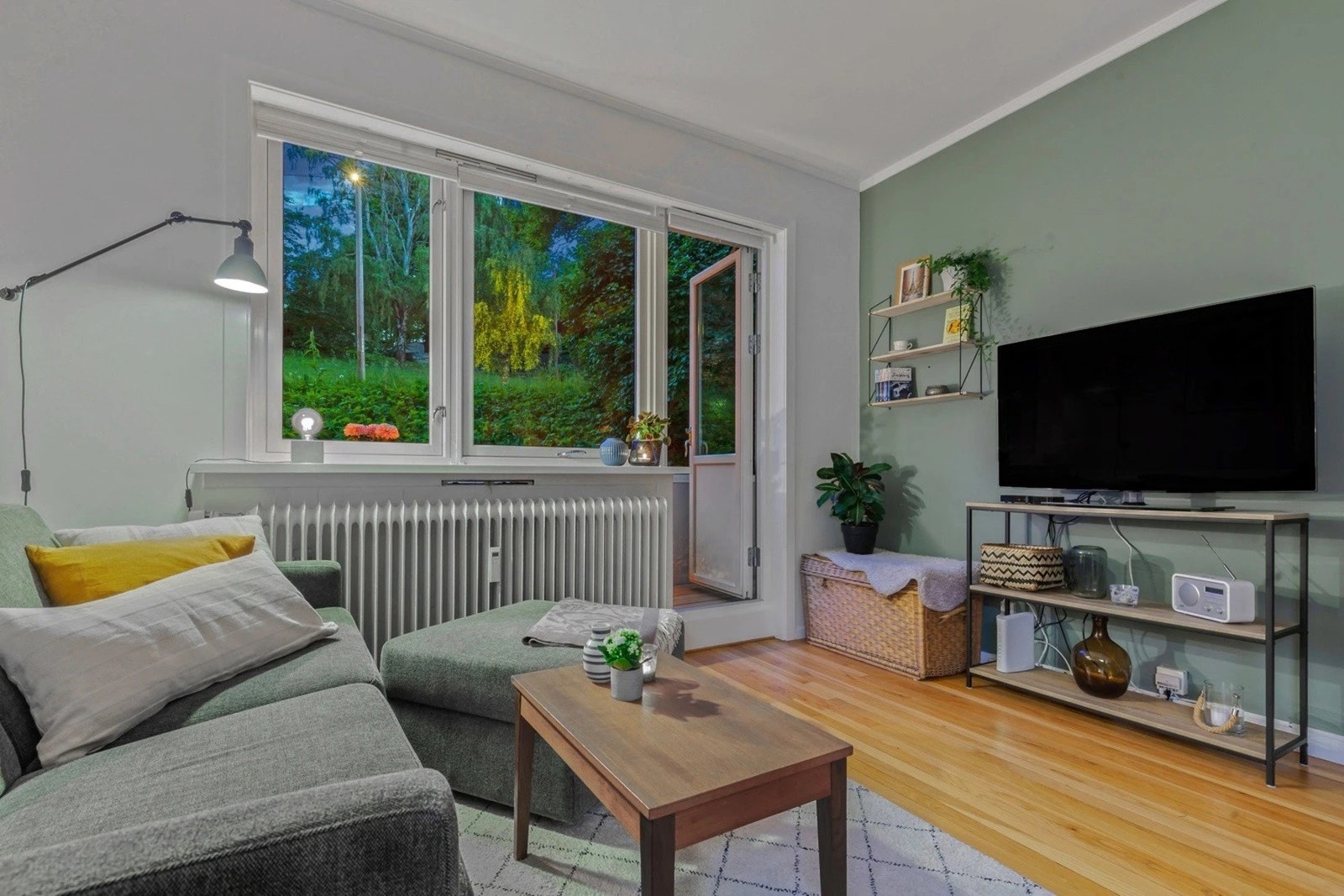 En lun og hyggelig stue hvor du kan slappe av etter en lang dag eller tilbringe kvalitetstid med familie og venner. Galleribilde