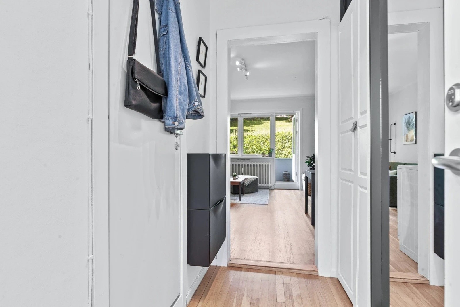 Velkommen inn! Entréen gir et svært godt førsteinntrykk og ønsker deg velkommen med et lyst og ryddig inngangsparti. Galleribilde