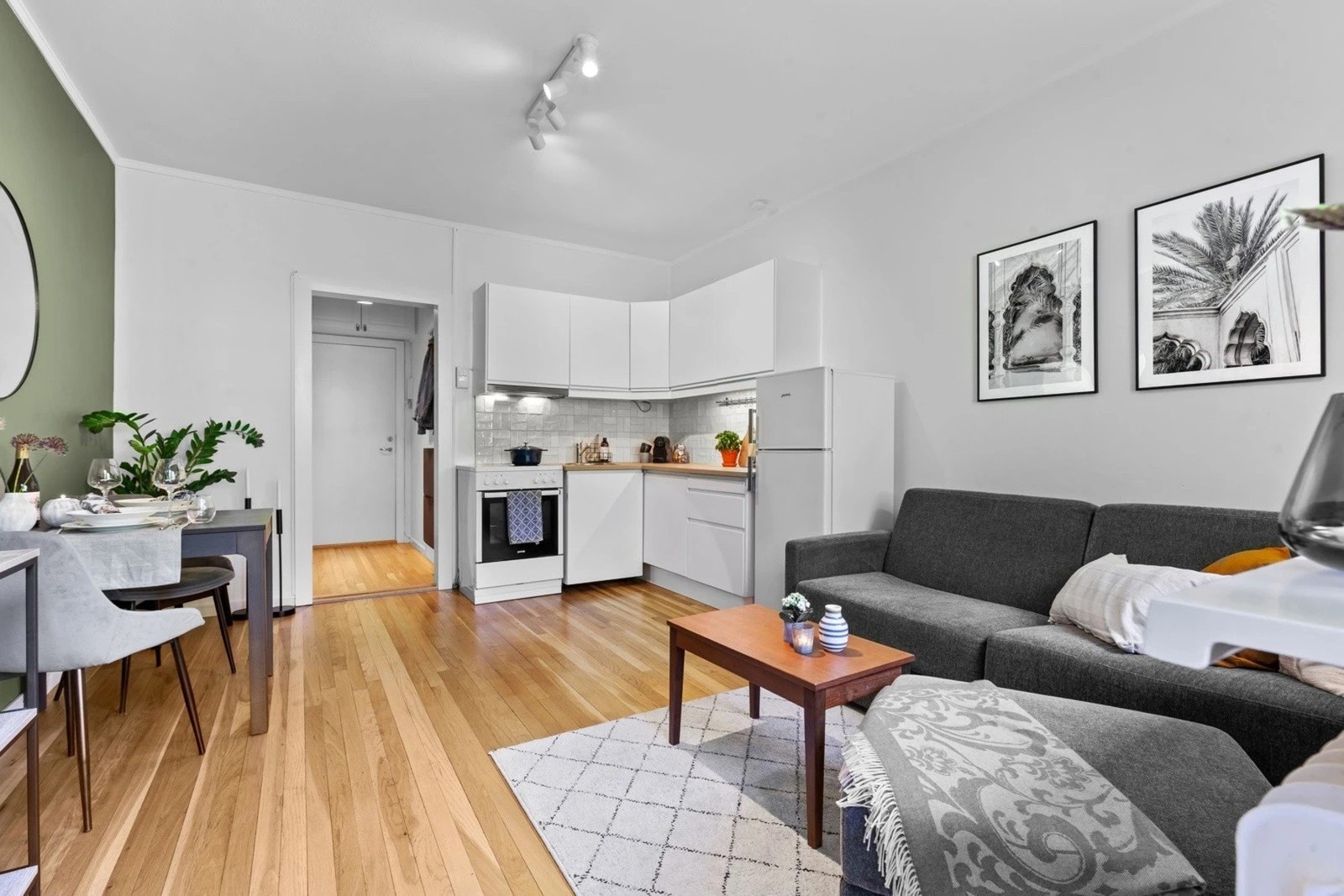 Her får du en åpen kjøkkenløsning som glir sømløst inn mot stue og spisestue, perfekt for både hverdag og sammenkomster. Galleribilde