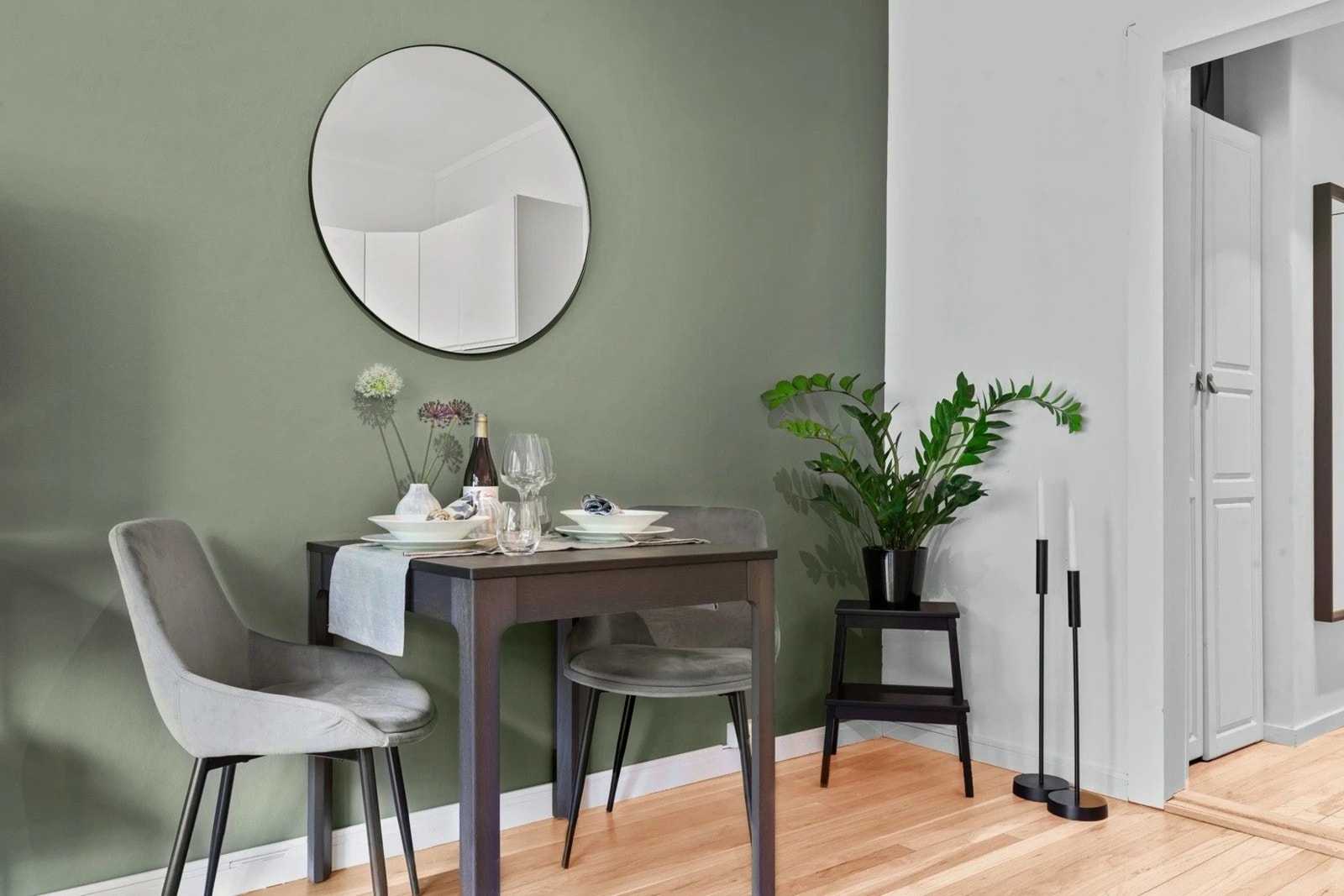 God plass til en koselig spisegruppe, perfekt for måltider og hyggelige stunder. Galleribilde