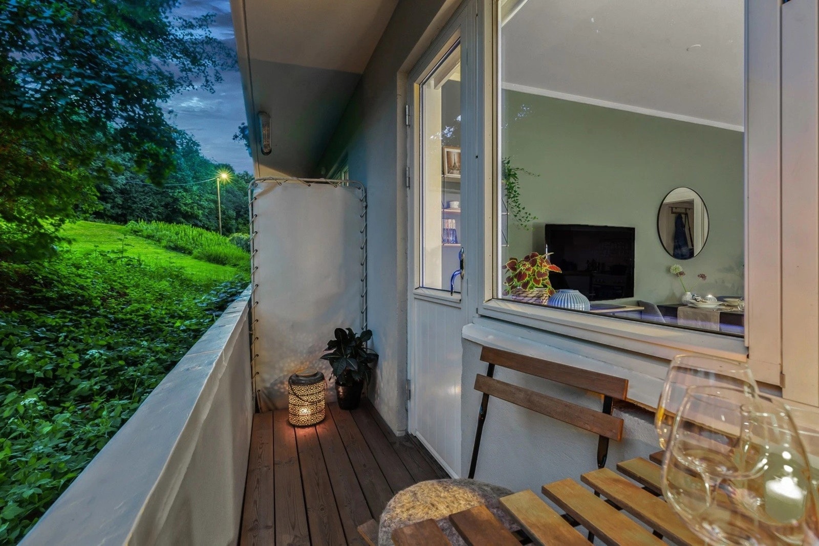 Kveldsstemning på balkongen - her kan du trekke deg tilbake og nyte stillheten. Galleribilde