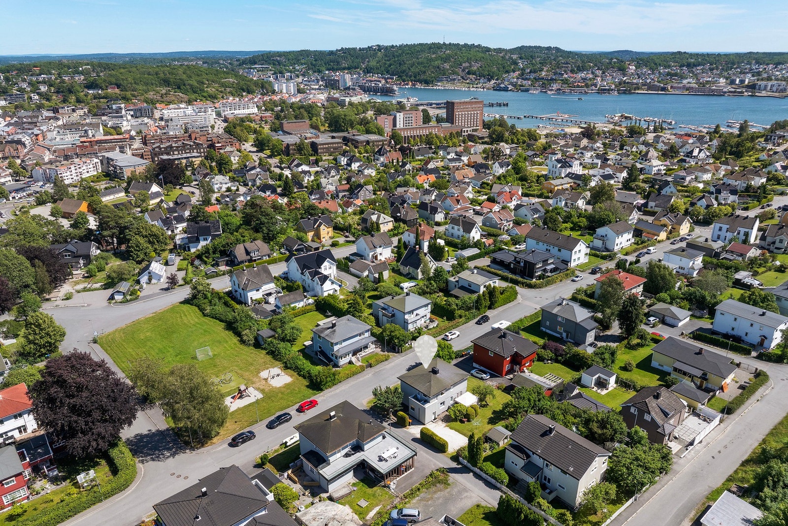 Boligens beliggenhet i forhold til Sandefjord sentrum - kort vei til det meste man skulle trenge. Galleribilde