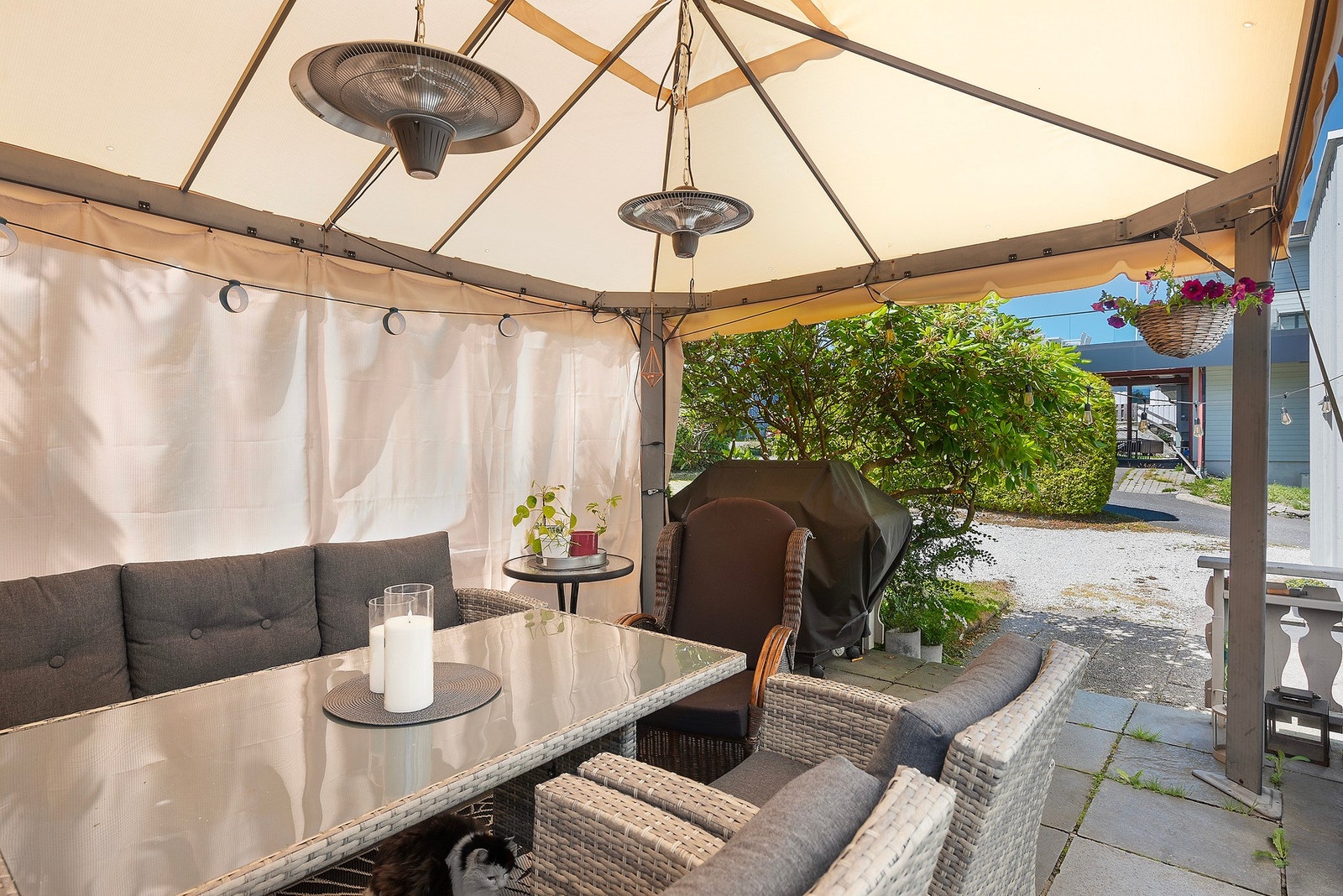 Skjermet og trivelig terrasse med utgang til hagen Galleribilde