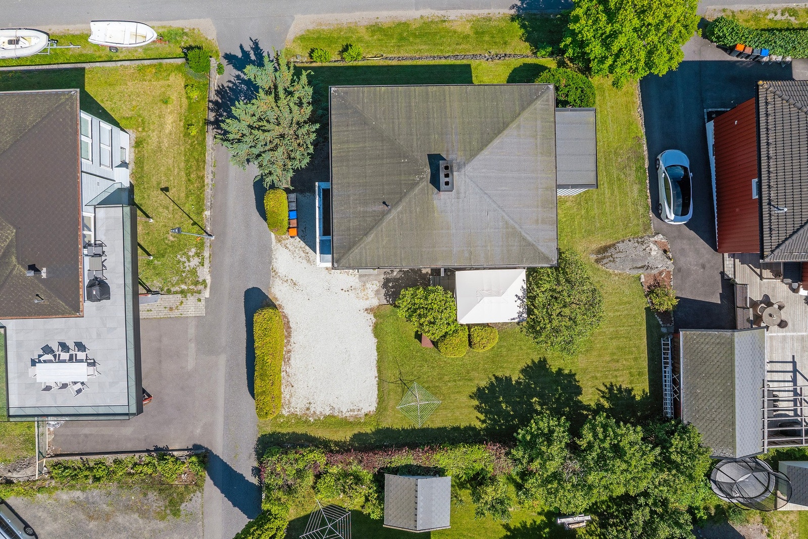 Pent opparbeidet tomt, sentrumsnært med parkering i egen oppkjørsel og grønne omgivelser. Galleribilde