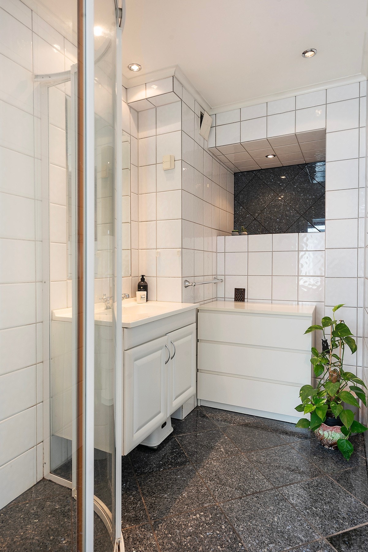 Flislagt bad med varmekabler, dusj og servant. Galleribilde