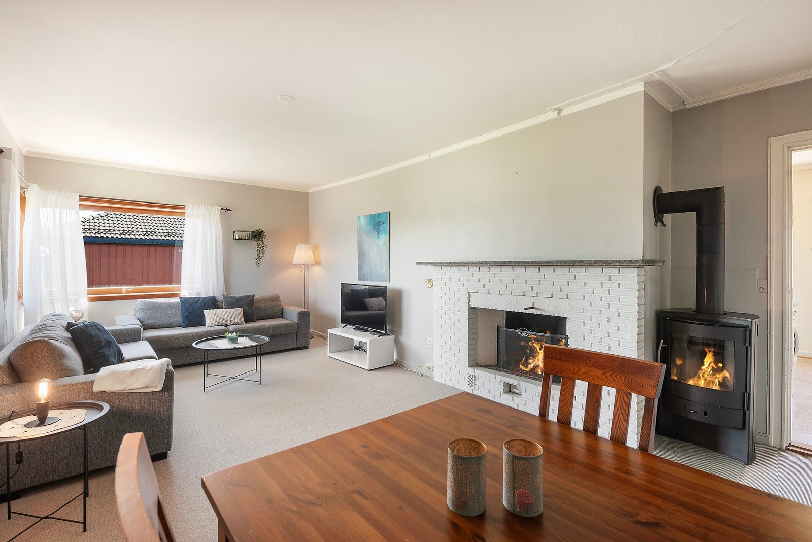 Begge enhetene er leid ut og leiekontrakt følger med - her fra stuen i 2. etasje. Galleribilde