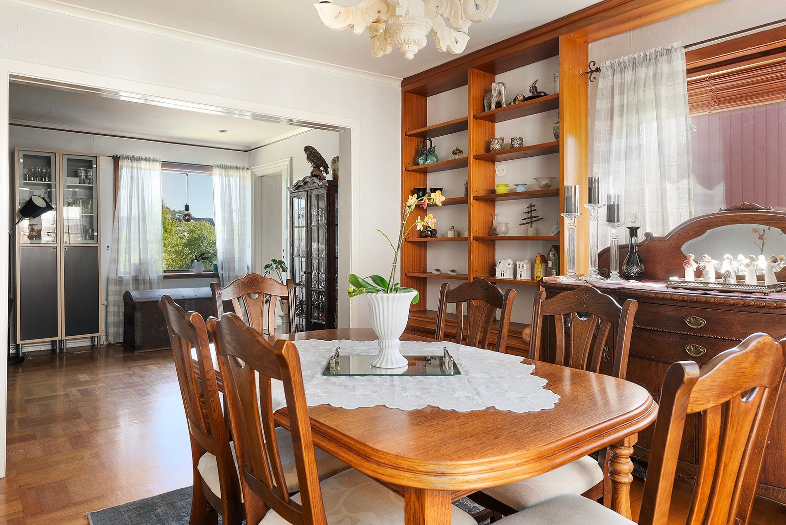 Fra stuen er det en naturlig overgang til spisestuen. Galleribilde