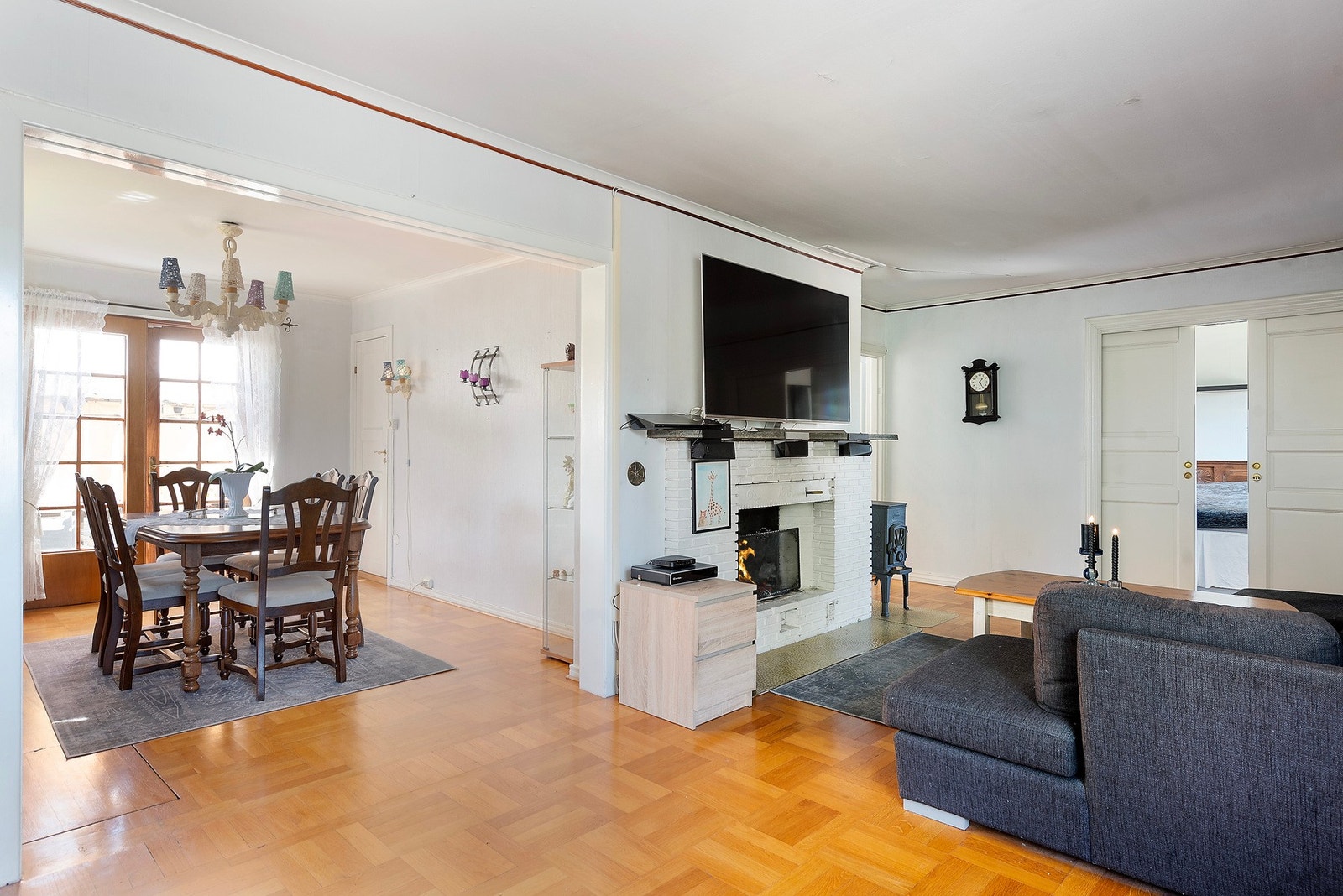 Boligen er horisontaldelt i to separate enheter - én i hver etasje med felles entré - her fra stuen i 1. etasje. Galleribilde