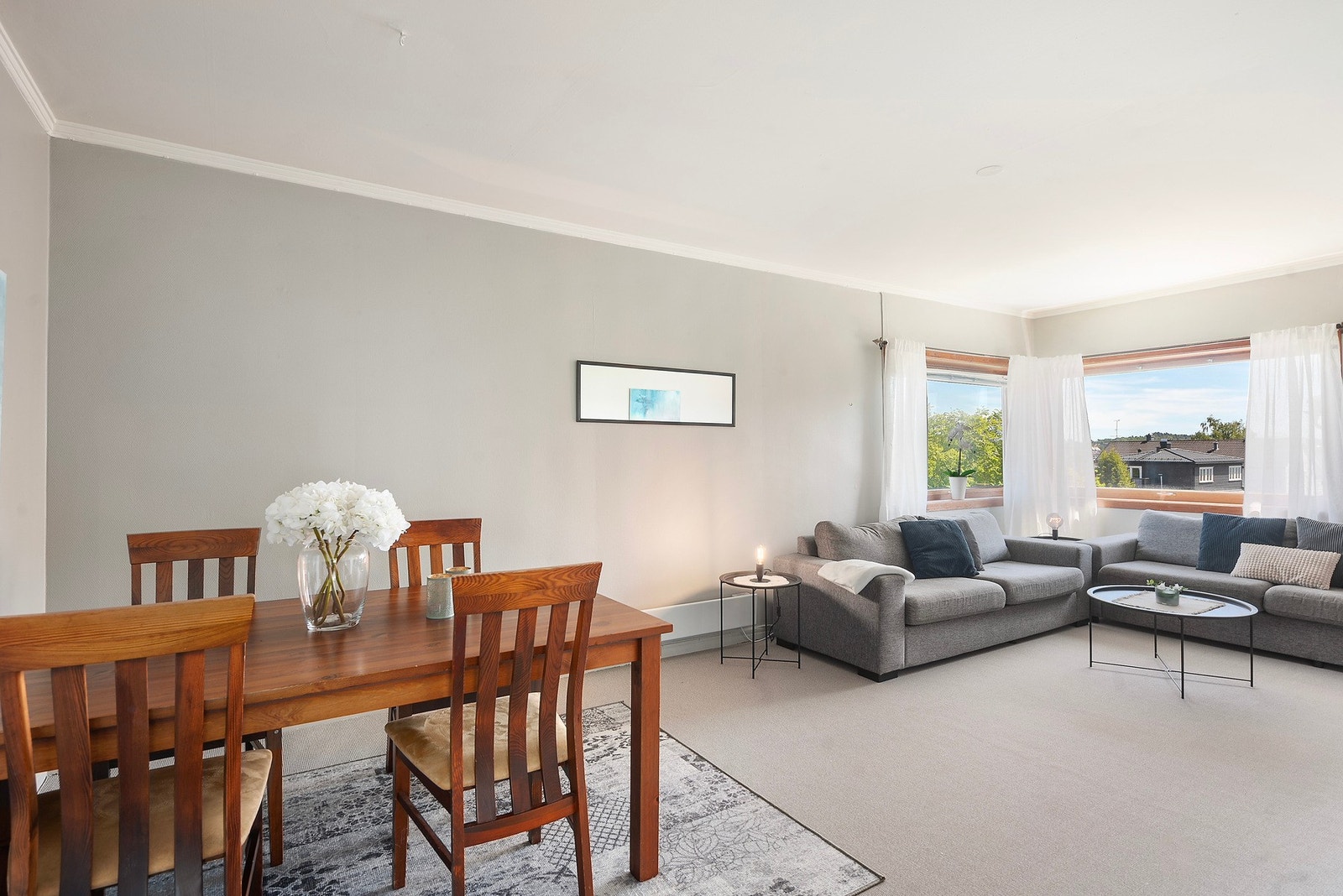 Pen og lys stue med spiseplass - her får man både utsikt og rikelig med dagslys. Galleribilde