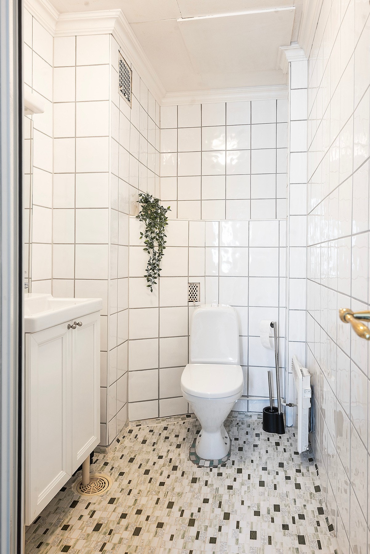 Bad med toalett, servant og dusj. Galleribilde