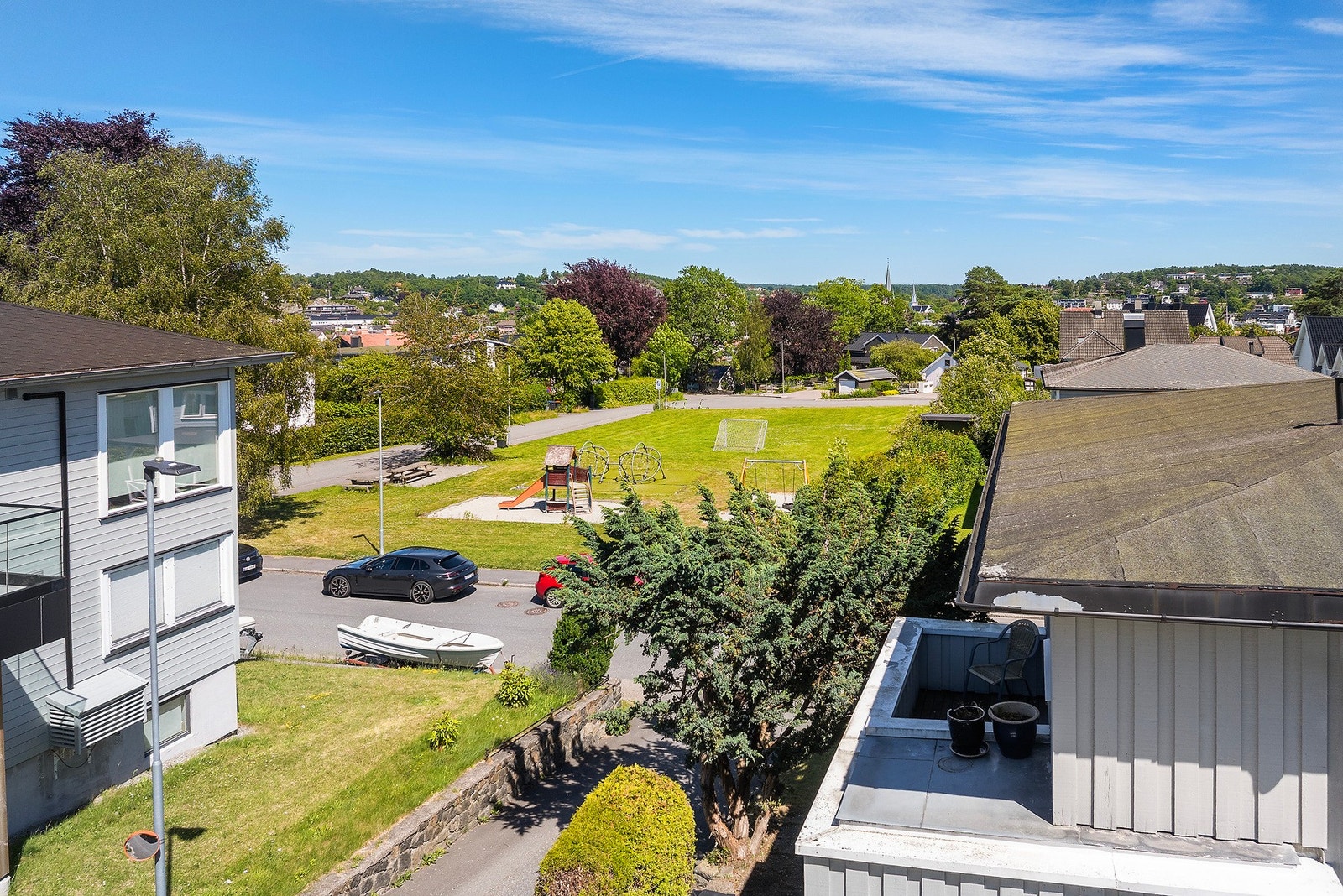 Tvers over gata er det en liten lekeplass med en gresslette. Galleribilde