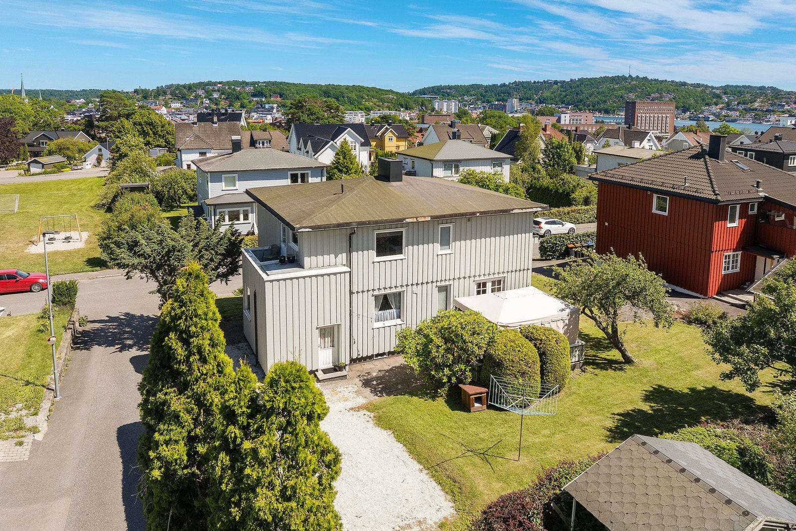 Fasaden er etterisolert og har stående bordkledning fra 1990. Galleribilde