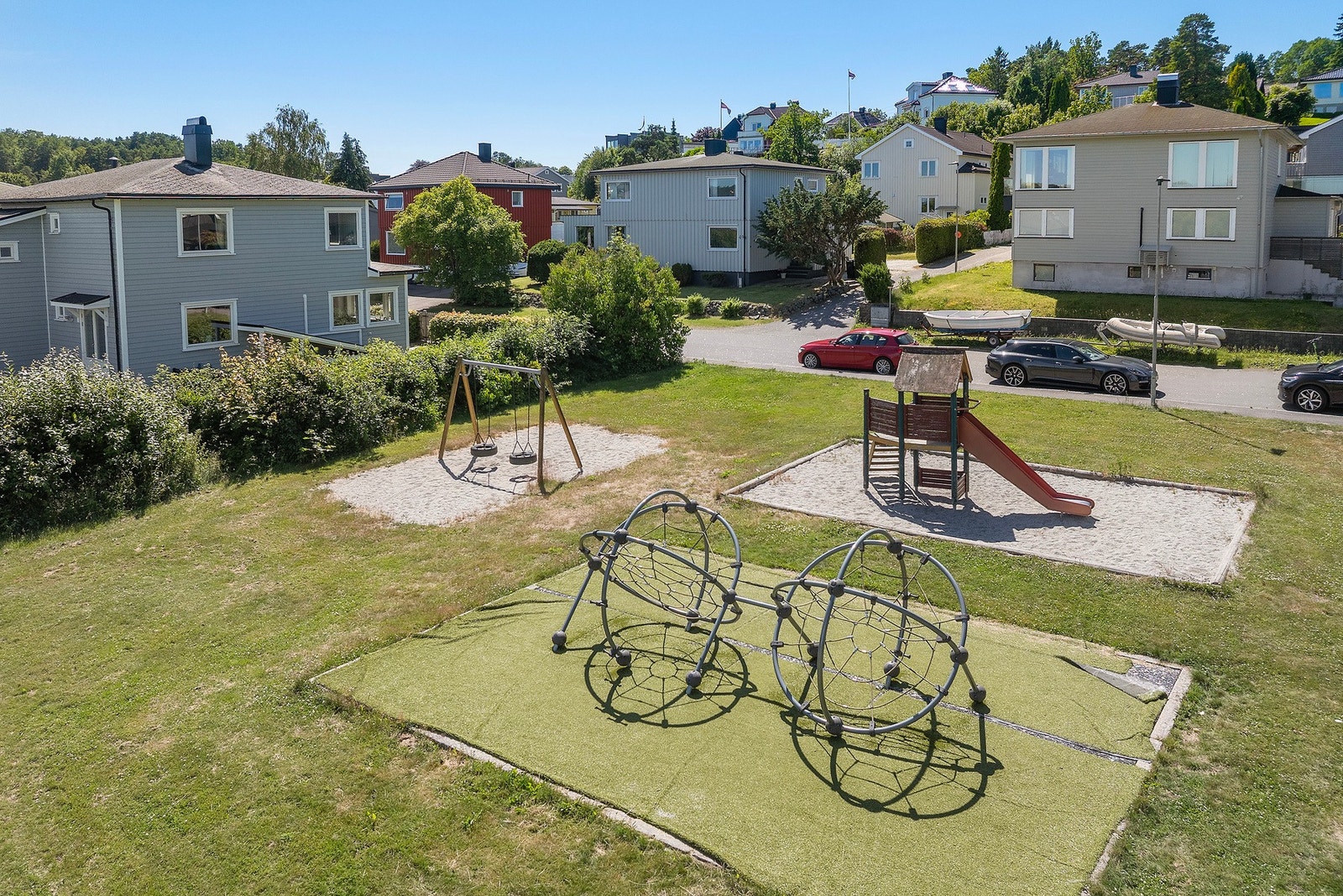 Lekeplass med boligen tvers over gata. Galleribilde