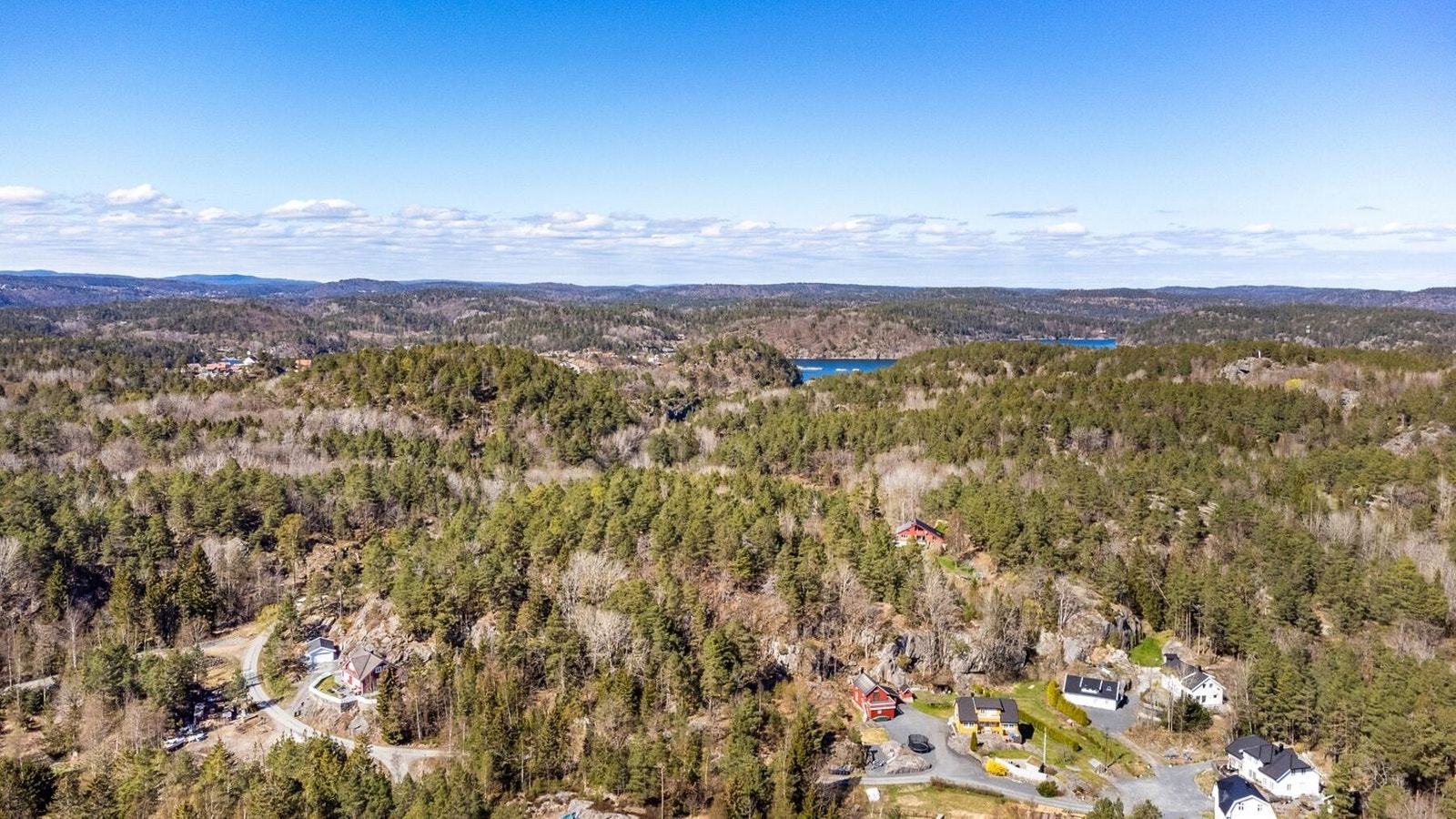 Tomten er på totalt 23 deker og er fordelt over 3 parseller. Deler av parsellen (den med utsikt) er avsatt til boligformål i kommuneplanen. Galleribilde