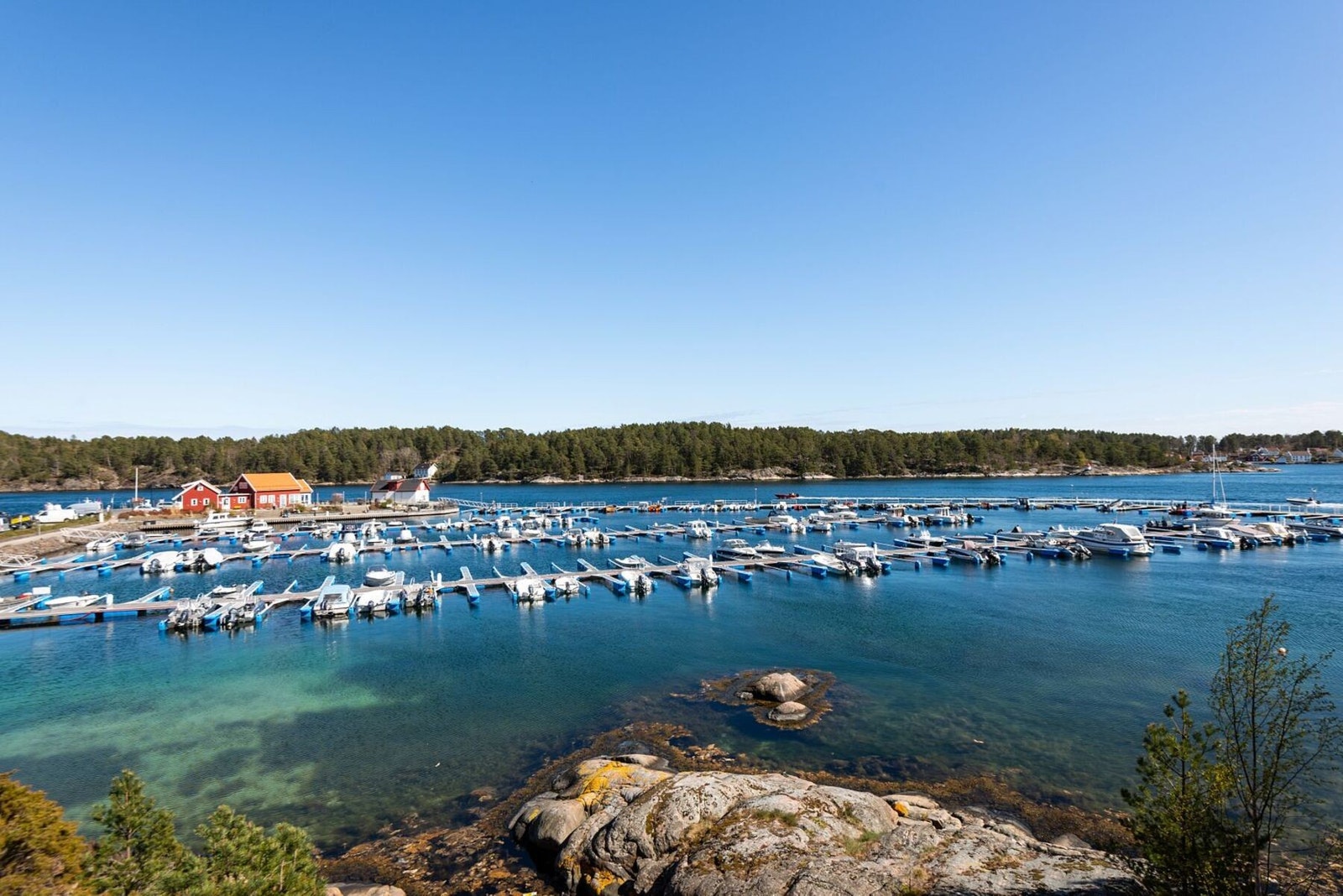 Hagefjordbrygga - Hvor man kan nyte servering på den populære restauranten Hilda Larsen. Galleribilde