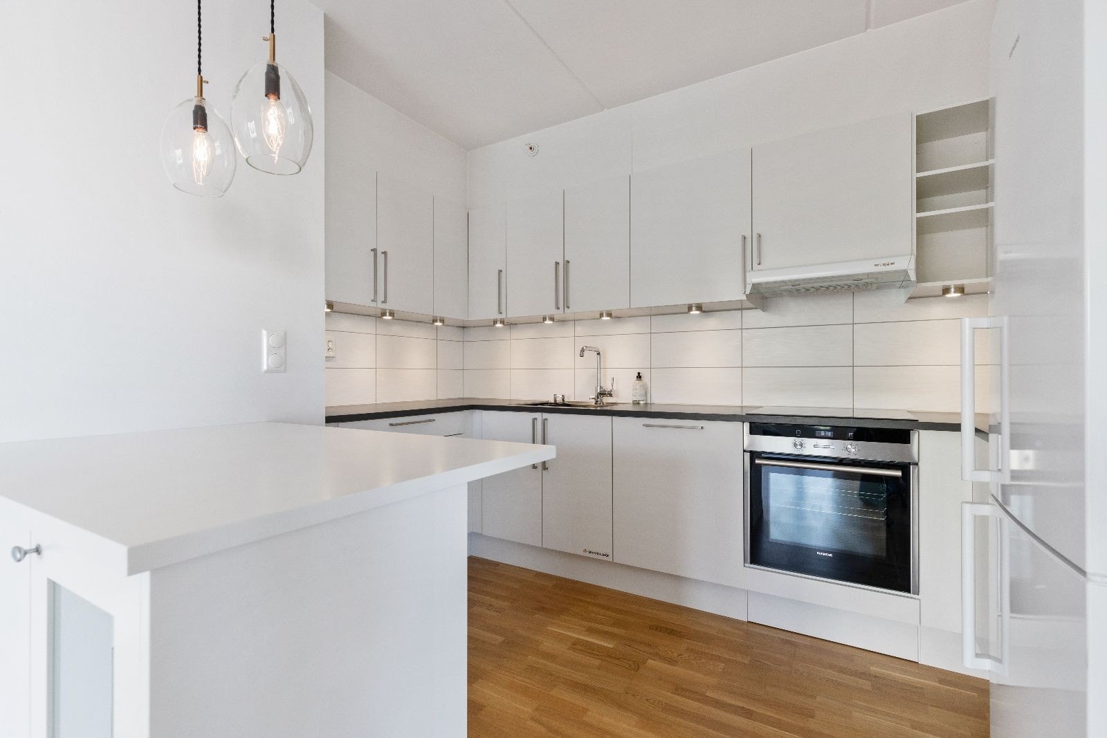 Kjøkkenet ligger i en åpen løsning fra stuen, med en svært naturlig oppdeling. Galleribilde