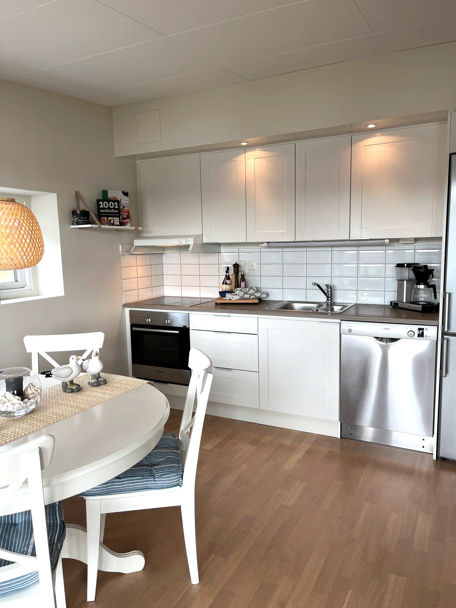 Funksjonelt og stilrent kjøkken. Galleribilde