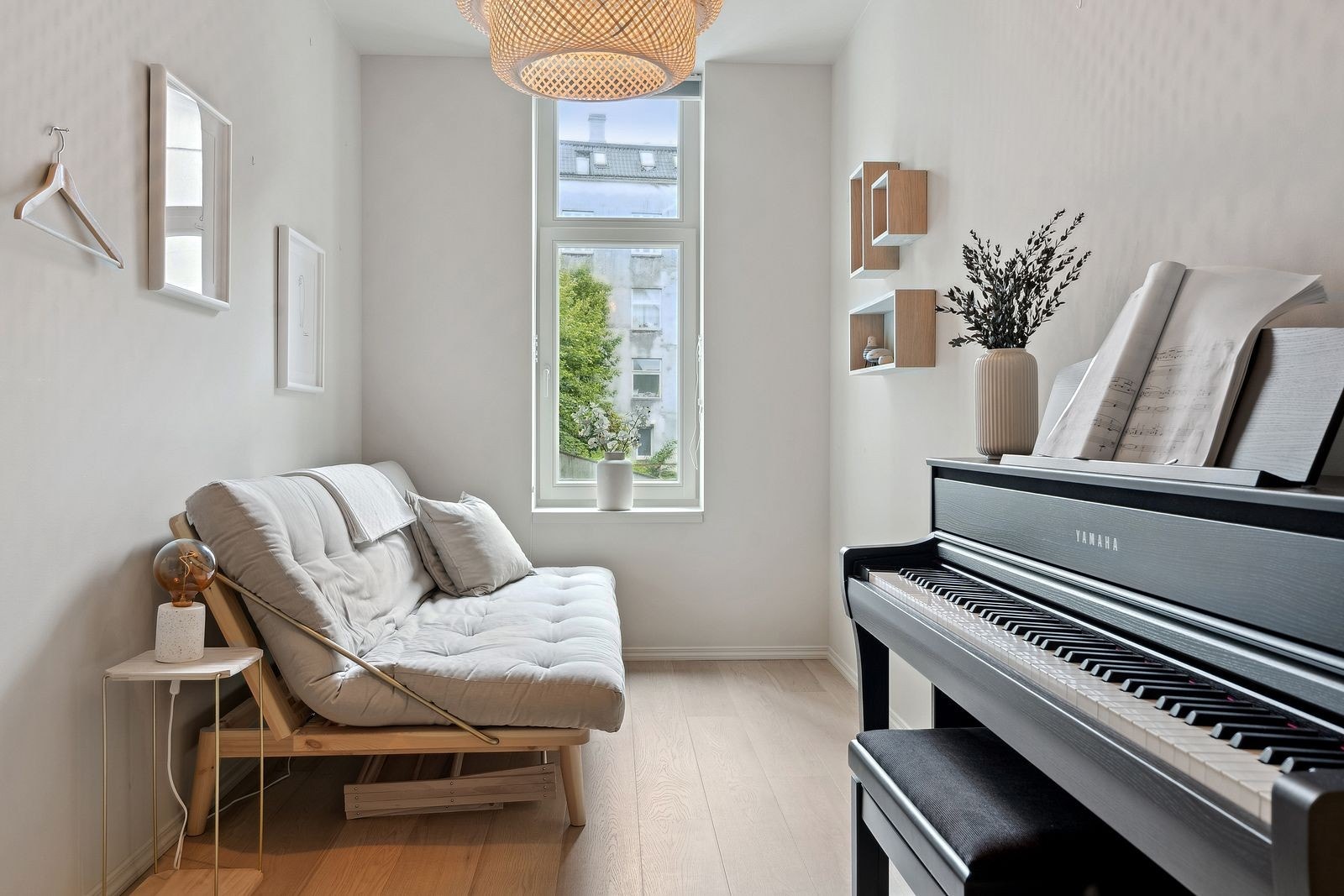 Soverom 2 er møblert med sovesofa og skap. Galleribilde