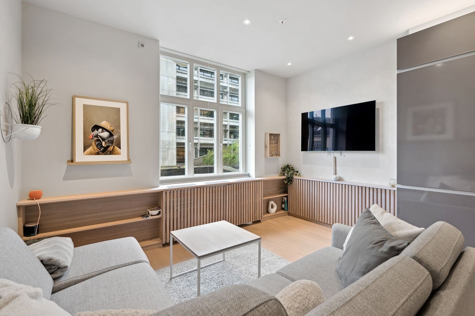 Stuen er møblert med sofa og tv. Galleribilde