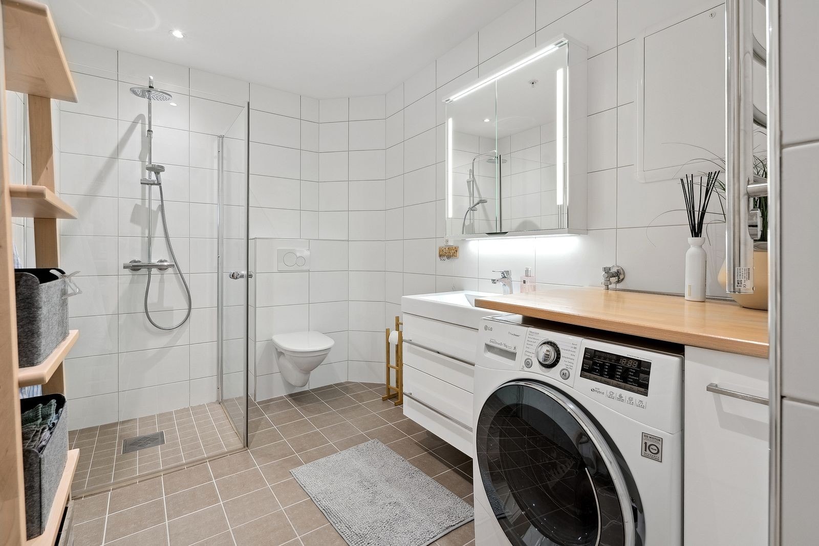 Flislagt bad med varmekabler i gulvet. Galleribilde