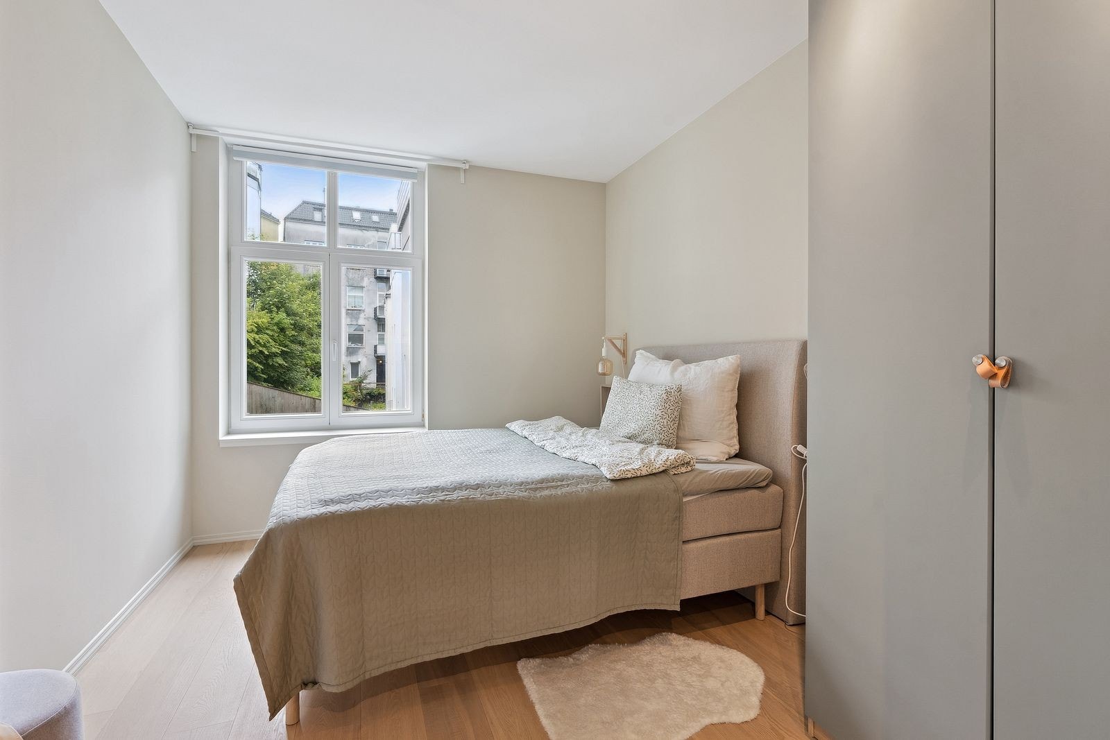 Hovedsoverom er møblert med dobbeltseng og garderobeskap. Galleribilde