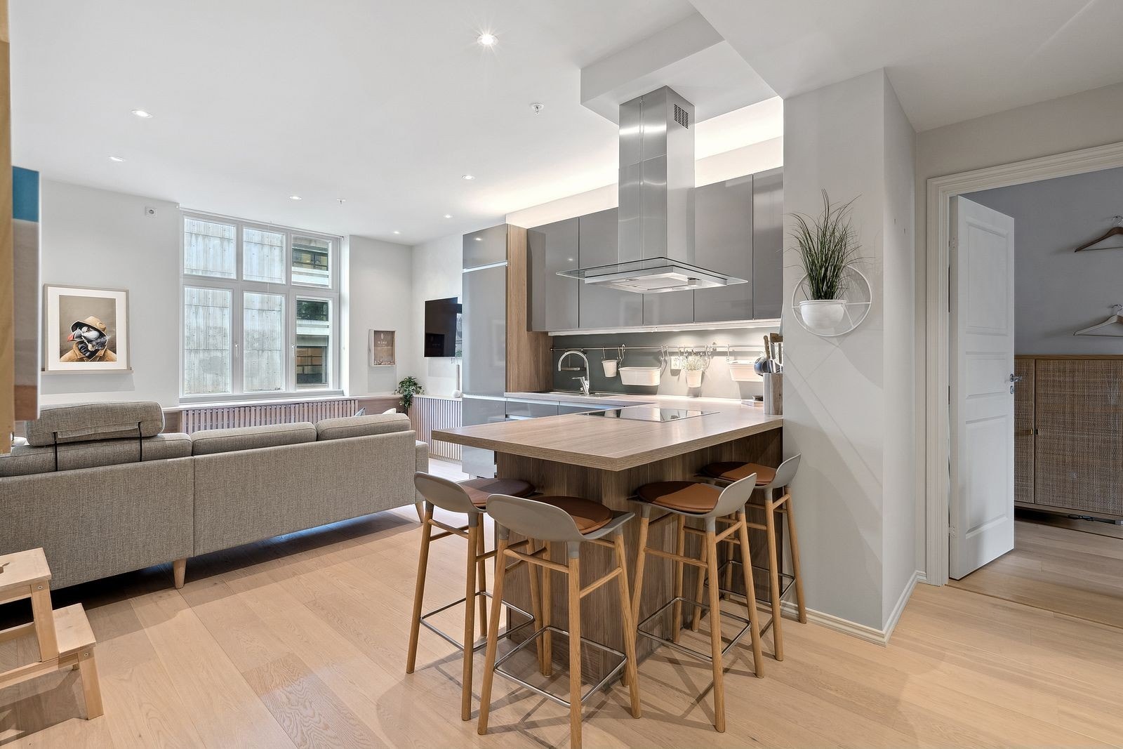 Barløsning med sitteplasser ved kjøkken. Galleribilde