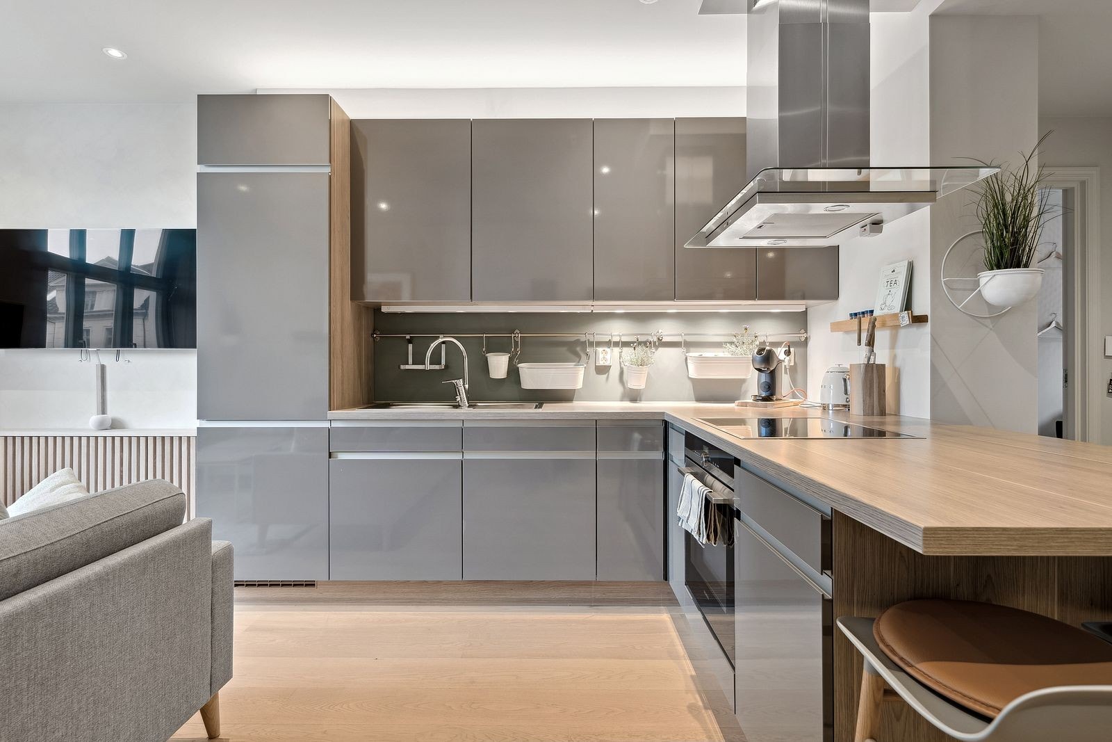 På kjøkken har du integrert kombiskap, oppvaskmaskin, stekeovn og platetopp. Galleribilde