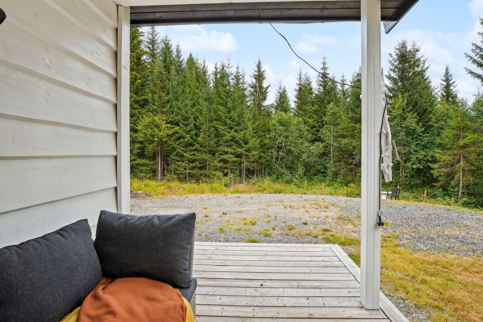 Inngangsparti med terrasse. Galleribilde