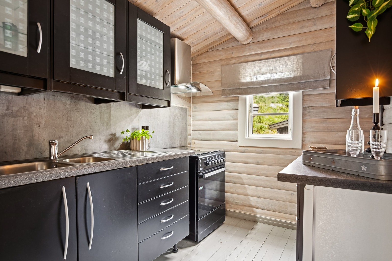 Kjøkkenet ligger i adskilt løsning. Galleribilde